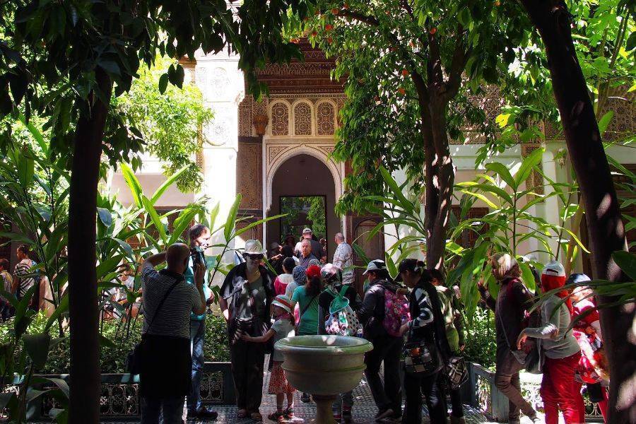 Détails de l'architecture et des jardins du Palais de la Bahia à Marrakech.