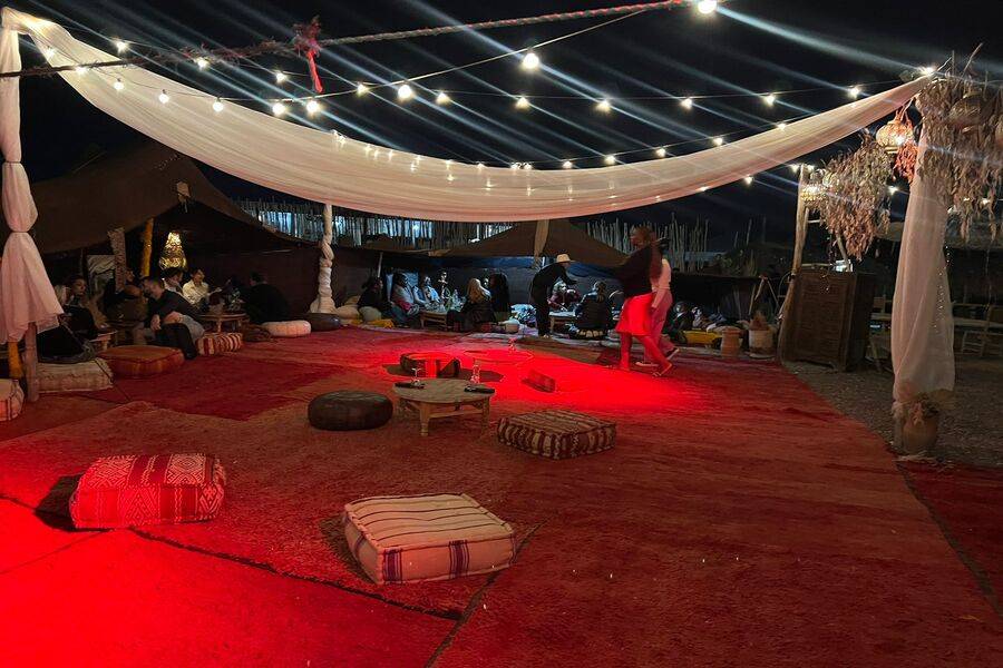Agafay 沙漠之旅中的四轮摩托车和现场表演和晚餐