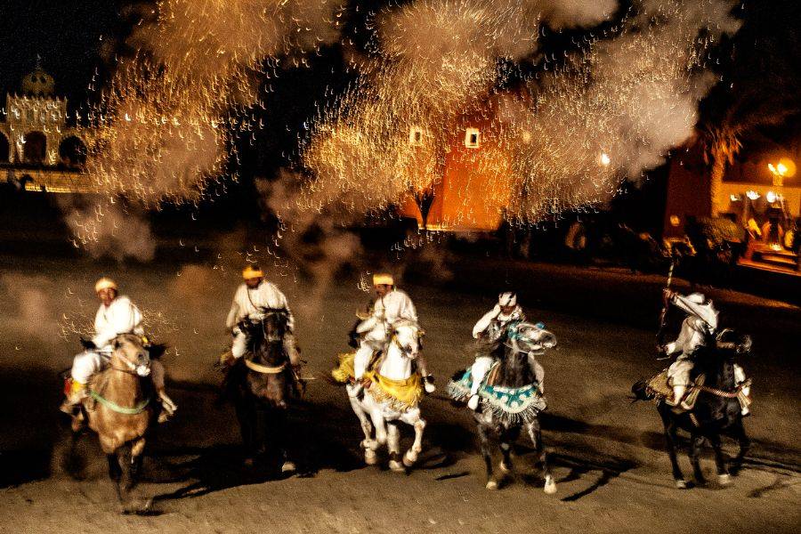 与历史幻想曲和舞蹈表演一起享用美味的晚餐