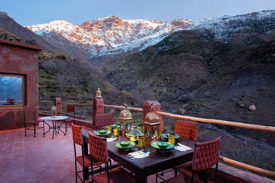 在Kasbah Toubkal享用美味的午餐游览Asni和Imlil